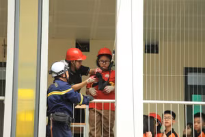 Hướng dẫn thoát nạn trong địa hình nhà cao tầng.