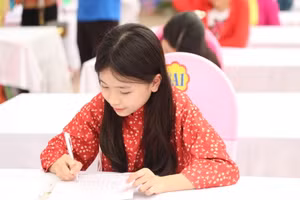 Học sinh tham gia cuộc thi viết chữ đẹp.