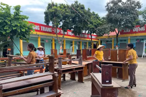 Những bộ bàn ghế được trao đến Trường TH&THCS Tân Thành.