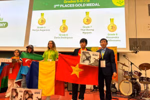 Thầy Vi Mạnh Tường - Phó Hiệu trưởng trường THCS Giảng Võ (quận Ba Đình) chia vui với học sinh đạt giải.