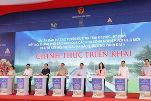 Thủ tướng Phạm Minh Chính cùng đại diện lãnh đạo Bộ, ngành, tỉnh Bắc Ninh nhấn nút phát lệnh khởi công.