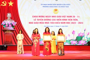 Bí thư Quận uỷ Cầu Giấy Trần Thị Phương Hoa trao Huân chương Lao động cho các cá nhân xuất sắc.