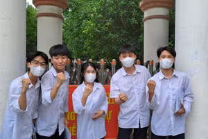 Thí sinh dự thi tại điểm thi trường THPT Nguyễn Văn Cừ (TP Từ Sơn), ảnh Đăng Chung.