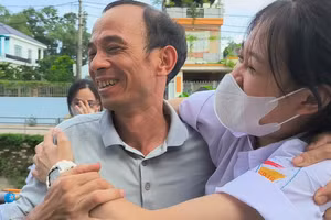 Anh Nguyễn Quang Anh chia vui với con gái sau khi hoàn thành tốt bài thi ngoại ngữ chiều 29/6. 