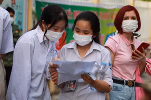 Học sinh dự thi vào lớp 10 THPT công lập không chuyên năm học 2022 -2023 (Ảnh TL). 