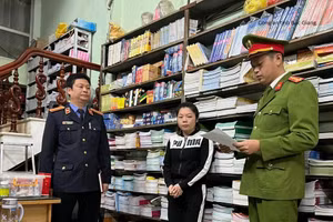 Cơ quan Cảnh sát điều tra Công an tỉnh Bắc Giang thực hiện các thủ tục tố tụng đối với bị can Nguyễn Thị Tuyến (Ảnh CABG).