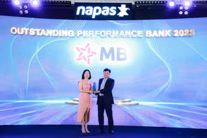 Bà Phạm Thị Mai Anh – Phó Giám đốc Khối Ngân hàng số MB đại diện ngân hàng nhận giải thưởng tại Hội nghị.