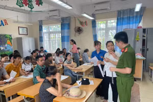 Công an cùng Ban giám hiệu các nhà trường tổ chức hướng dẫn người dân sử dụng tài khoản định danh điện tử.