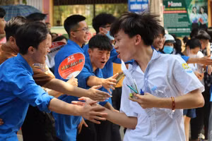 Thí sinh hoàn thành bài thi cuối kỳ thi tuyển sinh vào lớp 10 THPT không chuyên năm học 2023 - 2024.