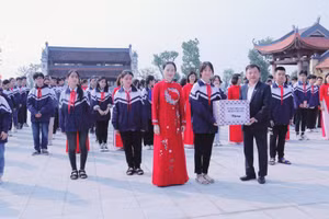 Lãnh đạo UBND huyện và Phòng GDĐT huyện Việt Yên động viên học sinh giỏi.