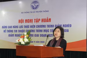 Bà Nguyễn Minh Hằng – Phó Vụ trưởng Vụ Pháp chế (Bộ Thông tin và Truyền thông) phát biểu tại hội nghị tập huấn.