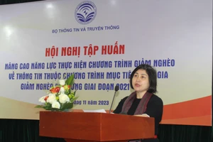 Bà Nguyễn Minh Hằng – Phó Vụ trưởng Vụ Pháp chế (Bộ Thông tin và Truyền thông) phát biểu tại hội nghị tập huấn.