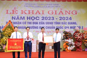 Bí thư Tỉnh ủy Bắc Giang (ngoài cùng bên phải) trao danh hiệu Tập thể Lao động xuất sắc cho Trường THPT Yên Dũng số 3.