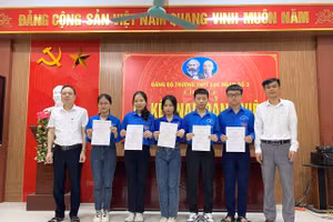 Thầy Phạm Hồng Dương - Bí thư Đảng bộ, Hiệu trưởng Trường THPT Lục Ngạn số 3 (ngoài cùng bên trái) và Bí thư Chi bộ 4 trao Quyết định kết nạp đảng viên mới cho 5 học sinh.