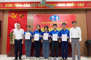 Thầy Phạm Hồng Dương - Bí thư Đảng bộ, Hiệu trưởng Trường THPT Lục Ngạn số 3 (ngoài cùng bên trái) và Bí thư Chi bộ 4 trao Quyết định kết nạp đảng viên mới cho 5 học sinh.