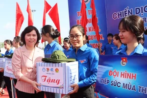 Phó Chủ tịch Thường trực HĐND tỉnh Bắc Ninh - Trần Thị Hằng tặng quà cho các đội hình tình nguyện.