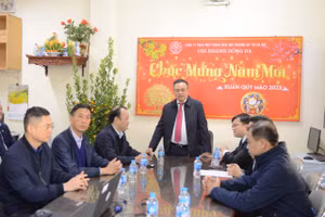 Sáng 21/1 Chủ tịch UBND TP Hà Nội - Trần Sỹ Thanh kiểm tra công tác ứng trực phục vụ nhân dân ở điểm thu gom, trung chuyển rác ở quận Đống Đa.