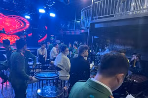 Lực lượng chức năng kiểm tra quán bar.