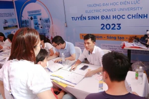 Giáo viên tư vấn cho thí sinh lựa chọn nguyện vọng xét tuyển đại học, cao đẳng 2023.