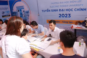 Giáo viên tư vấn cho thí sinh lựa chọn nguyện vọng xét tuyển đại học, cao đẳng 2023.