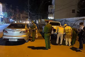 Lực lượng chức năng xử lý trường hợp không chấp hành kiểm tra nồng độ cồn.