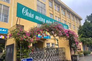 Trường THCS Đông Ngạc (quận Bắc Từ Liêm, Hà Nội).