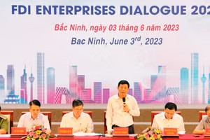 Đại diện lãnh đạo UBND tỉnh Bắc Ninh - Ngô Tân Phượng điều hành phiên đối thoại.