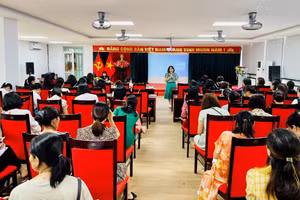 Bà Đào Thu Hương - Tổ trưởng Tổ Mầm non Phòng GDĐT quận Ba Đình phát biểu khai mạc Hội nghị.