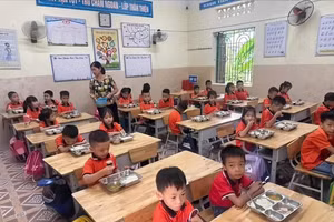 Hình ảnh bữa ăn đạm bạc được chia sẻ trên mạng xã hội. 