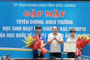 Giám đốc Sở GD&ĐT Bắc Giang - Tạ Việt Hùng khen thưởng học sinh đạt giải quốc tế (Ảnh TL).