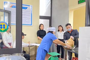 Phụ huynh giám sát giao nhận thực phẩm tại trường Mầm non Sao Mai (quận Ba Đình).