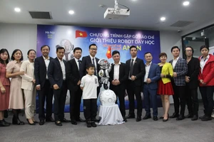 Giới thiệu phiên bản thử nghiệm robot trí tuệ biết giao tiếp.