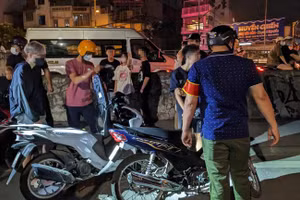 Cảnh sát 141 dừng xe nhóm học sinh vi phạm. 