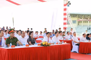 Chủ tịch nước Võ Văn Thưởng và các đại biểu tại lễ khởi công Dự án tu bổ, tôn tạo Di tích lịch sử quốc gia Khán đài B.