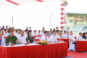 Chủ tịch nước Võ Văn Thưởng và các đại biểu tại lễ khởi công Dự án tu bổ, tôn tạo Di tích lịch sử quốc gia Khán đài B.