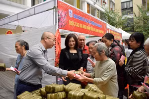 Lãnh đạo phường Giảng Võ trao quà cho người dân tại gian hàng 0 đồng.