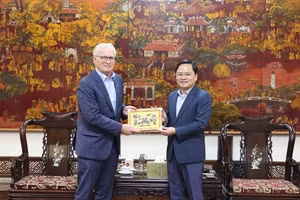 Bí thư Tỉnh uỷ Bắc Ninh Nguyễn Anh Tuấn tặng Tranh dân gian Đông Hồ cho ông John Neuffer.