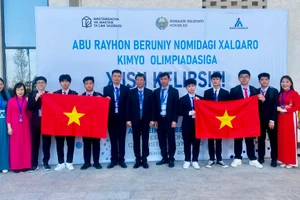 Đoàn Việt Nam tham dự Olympic Hóa học Quốc tế Abu Reikhan Beruniy lần thứ nhất.