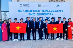 Đoàn Việt Nam tham dự Olympic Hóa học Quốc tế Abu Reikhan Beruniy lần thứ nhất.