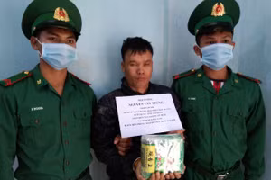 Đối tượng Nguyễn Văn Hùng (tên gọi khác Nguyễn Văn Trung) bị bắt giữ khi đang vận chuyển 1kg ma tuý đá. Ảnh: CTV