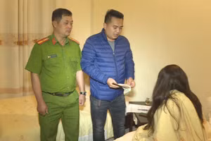 Cơ quan công an bắt quả tang 3 đôi mua bán dâm.