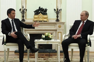 Tổng thống Nga Vladimir Putin gặp Thủ tướng Ý Matteo Renzi ngày 5/3. Ảnh: Getty Images.