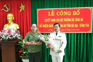 Đại tá Lê Tôi Sủng - Giám đốc công an tỉnh Bà Rịa-Vũng Tàu (bên phải).