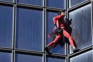 Người đàn ông 60 tuổi chinh phục tòa nhà 48 tầng