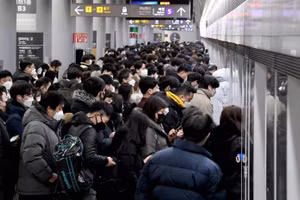 Tàu điện ngầm đông đúc khiến người Hàn lo lắng sau thảm kịch ở Itaewon