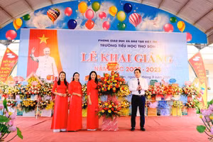 Lãnh đạo Thành ủy Việt Trì tặng lẵng hoa động viên, chúc mừng thầy và trò Trường Tiểu học Thọ Sơn tại Lễ khai giảng năm học 2022 - 2023.