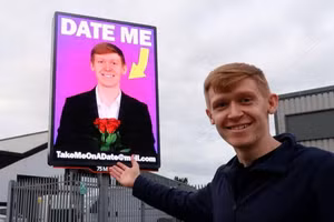 Treo biển quảng cáo tìm người yêu, chàng trai độc thân nhận kết quả bất ngờ