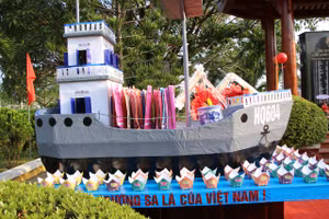 Mô hình tàu HQ 604 được Ban liên lạc Bộ đội Trường Sa TP Đà Nẵng dựng lên để tưởng niệm 64 chiến sĩ đã hy sinh bảo vệ đảo Gạc Ma.