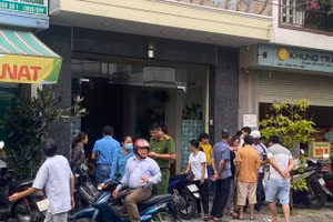 Hàng xóm đến nhà hỗ trợ lo tang lễ cho nhà ông Lực. Ảnh: Hoàng Vinh. 