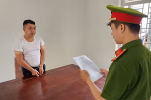 Công an tống đạt quyết định bắt khẩn cấp đối với Phạm Văn Chánh. Ảnh: Công an Đà Nẵng. 